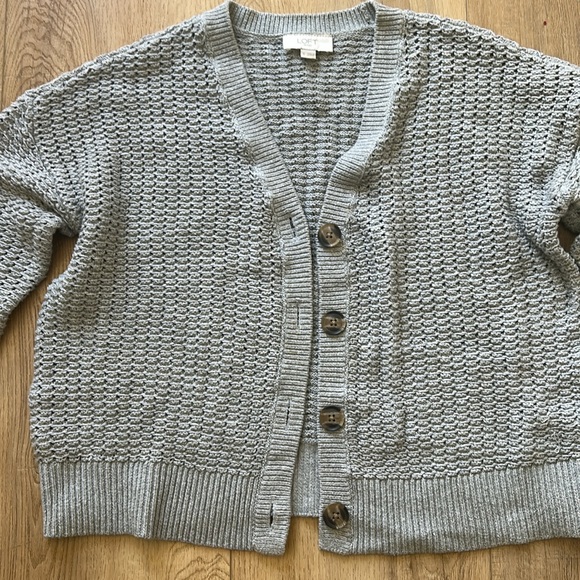 EUC Ann Taylor Loft crop V-Neck Button Up Knit Gray Cardigan sweater, Small - Picture 2 of 3